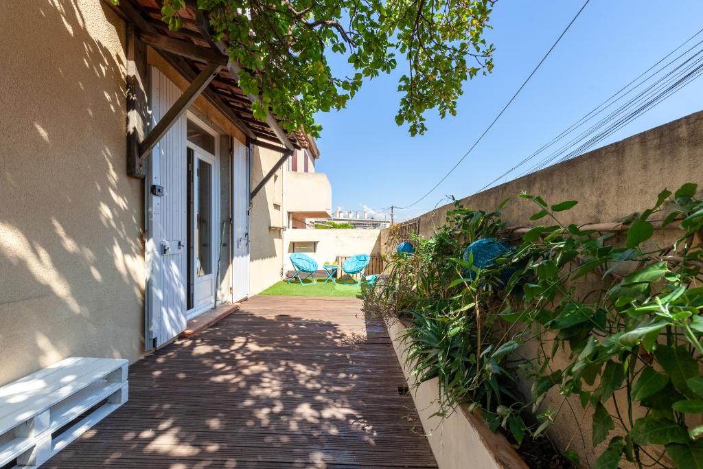 une passerelle menant à un bâtiment avec porte dans l'établissement Villa Granier, à Marseille