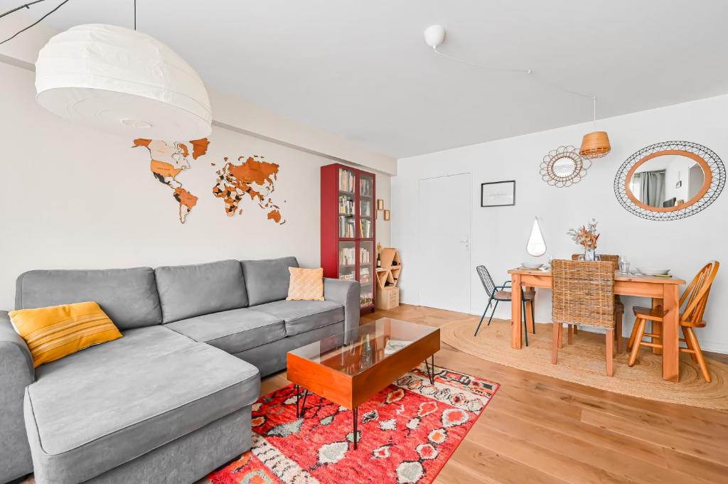 un salon avec un canapé et une table dans l'établissement Le Douzième - 4p - Paris Dausmenil & Gare de Lyon, à Paris