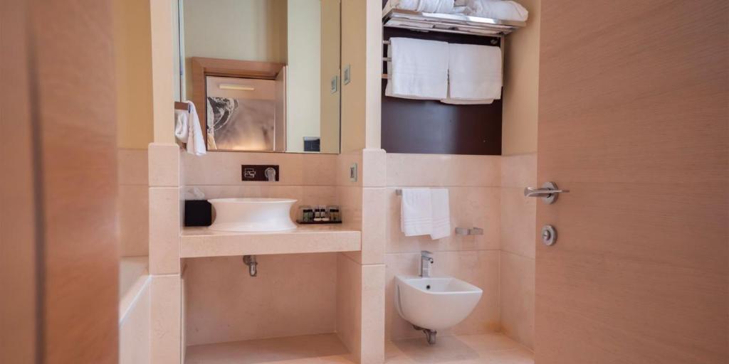 A bathroom at Risorgimento Resort