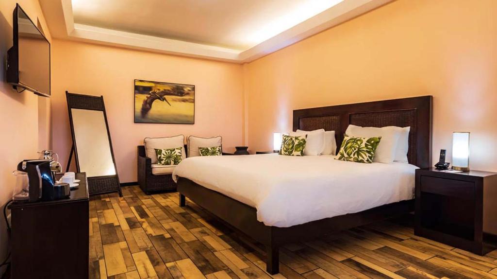 Postel nebo postele na pokoji v ubytování Gaia Collection Hotels Manuel Antonio