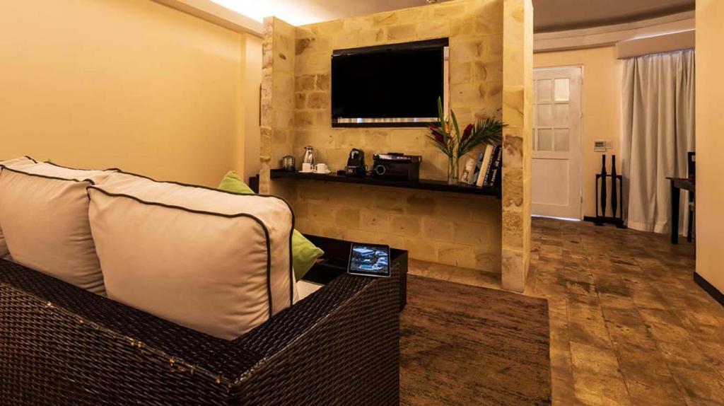 TV a/nebo společenská místnost v ubytování Gaia Collection Hotels Manuel Antonio
