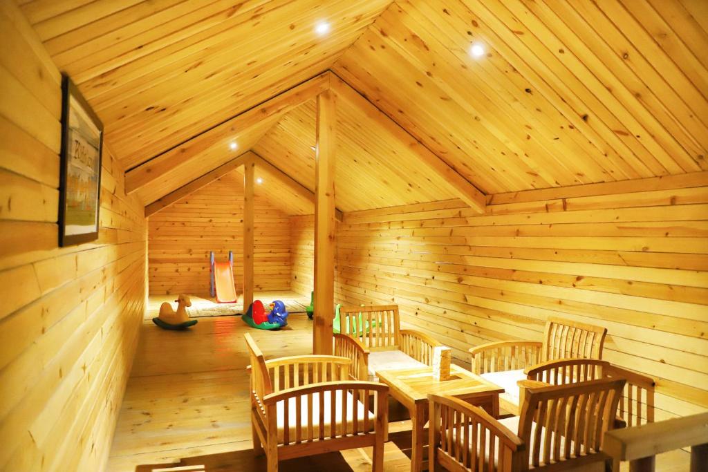 TV a/nebo společenská místnost v ubytování Deventure Shimla Hills
