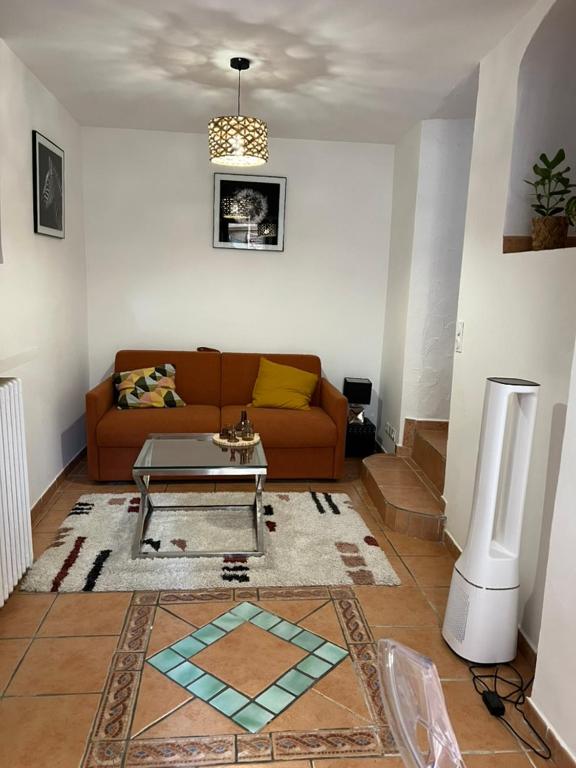 un salon avec un canapé et une table dans l'établissement Nid Douillet à Hyères, à Hyères