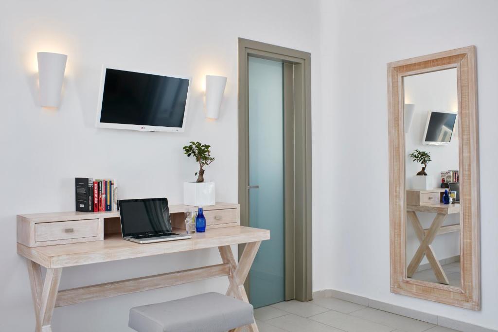 Telewizja i/lub zestaw kina domowego w obiekcie Aegean Plaza Hotel