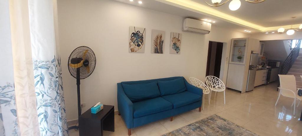 Mountain View Sokhna 2, Sea & Pool View, 3bedrooms, Penthouse with Roof- Families ONLY的休息区