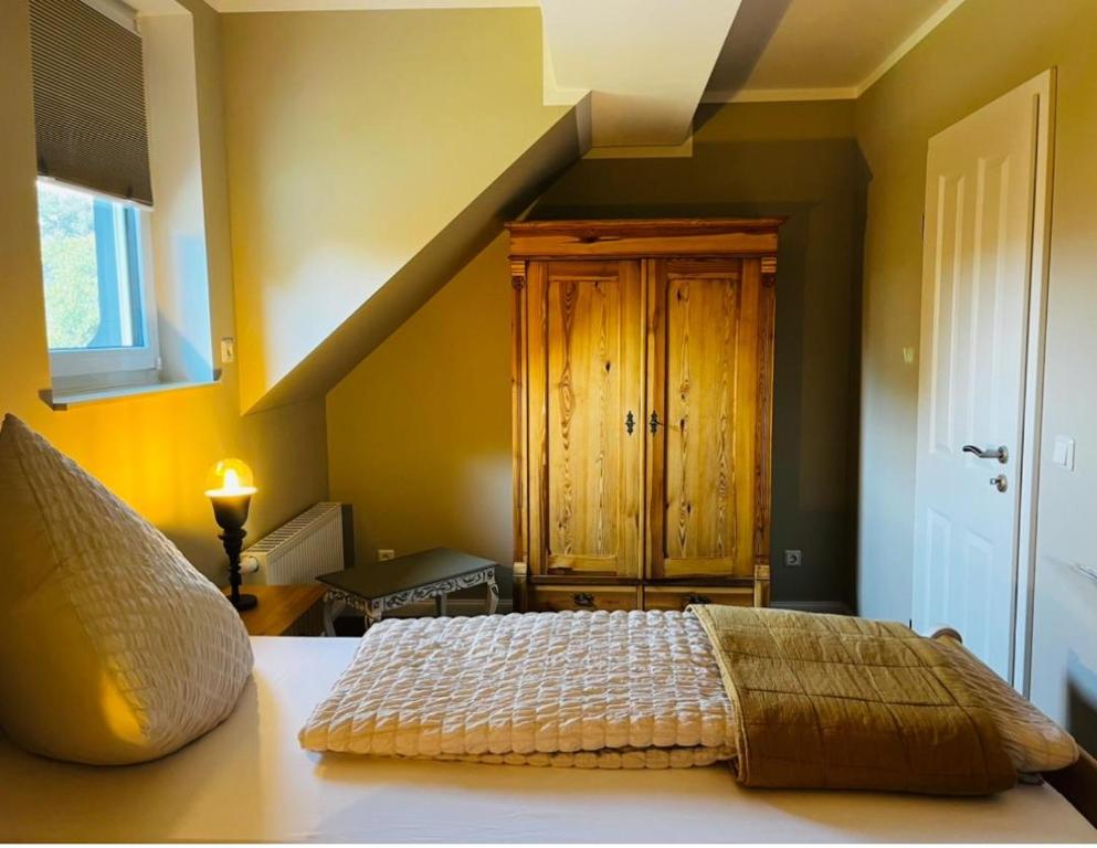 Ein Bett oder Betten in einem Zimmer der Unterkunft Ferienwohnung Zur Alten Tischlerei
