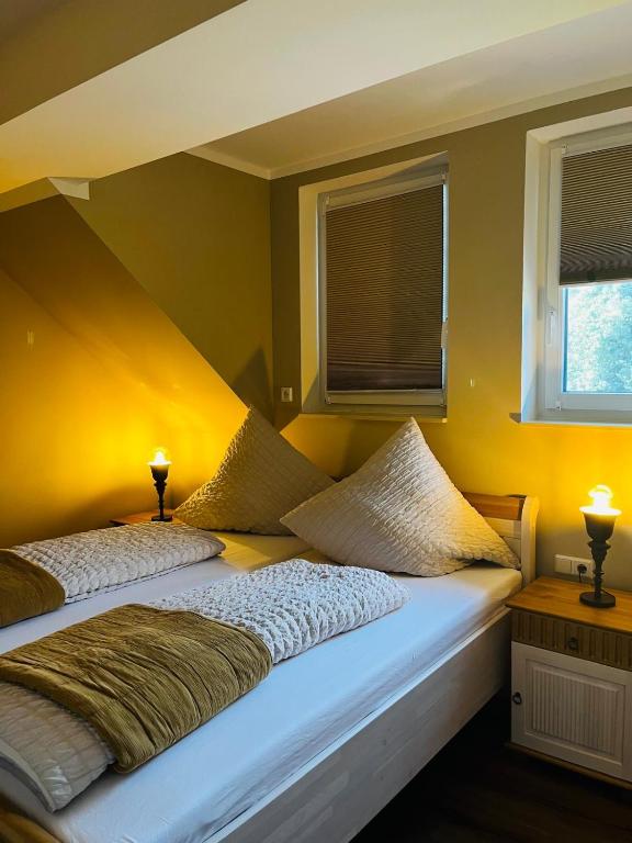 Ein Bett oder Betten in einem Zimmer der Unterkunft Ferienwohnung Zur Alten Tischlerei