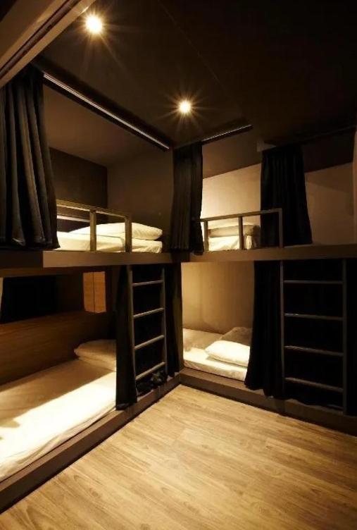 Postel nebo postele na pokoji v ubytování Main Inn Taipei