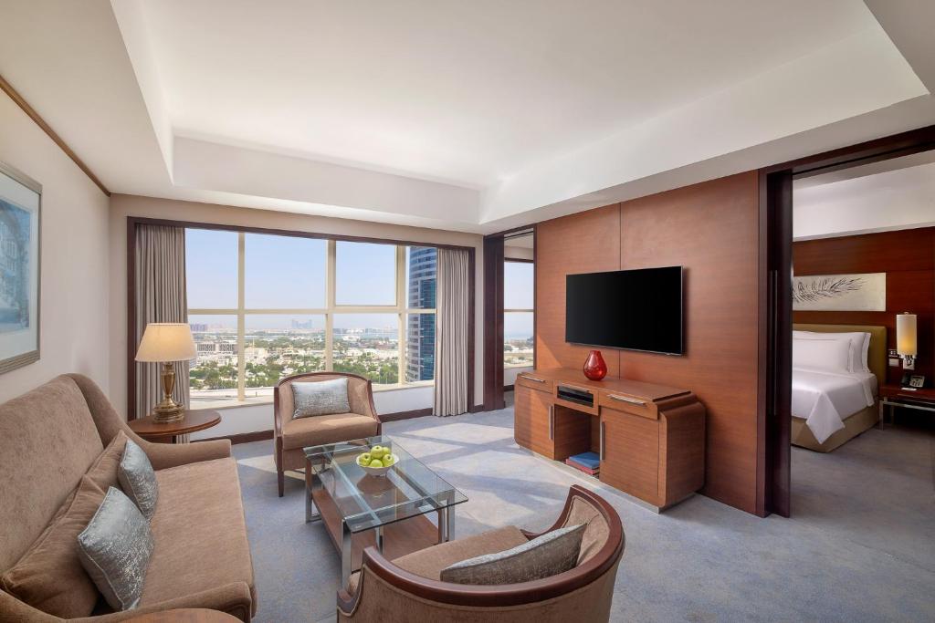 
Executive Suite - Inclusive of Breakfast, One Way Dubai Airport Drop Off & Club Lounge Access
