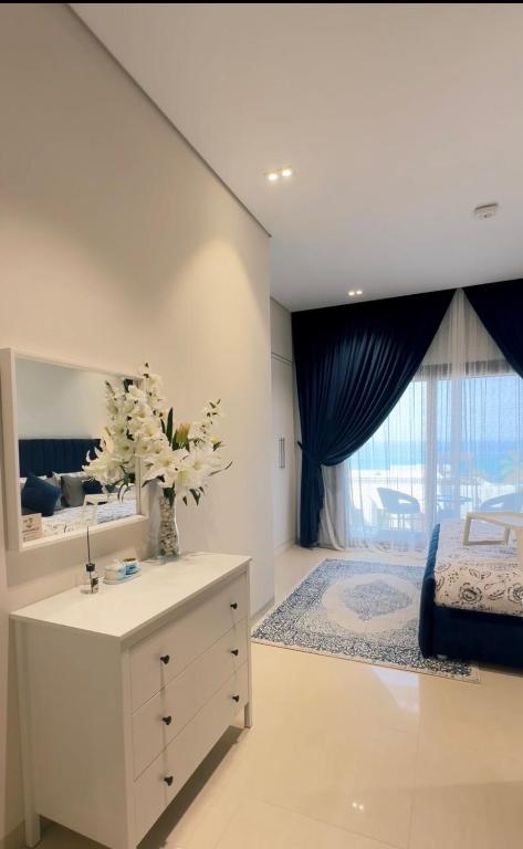 Postel nebo postele na pokoji v ubytování Sifah Ocean Breeze Villa