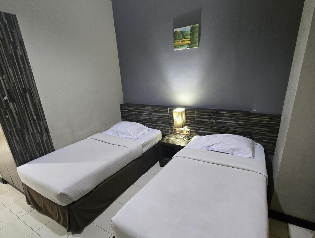 Postel nebo postele na pokoji v ubytování N2 Hotel Gunung Sahari