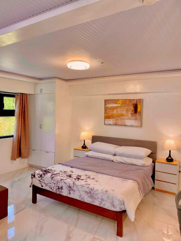 Llit o llits en una habitació de Airport Oasis