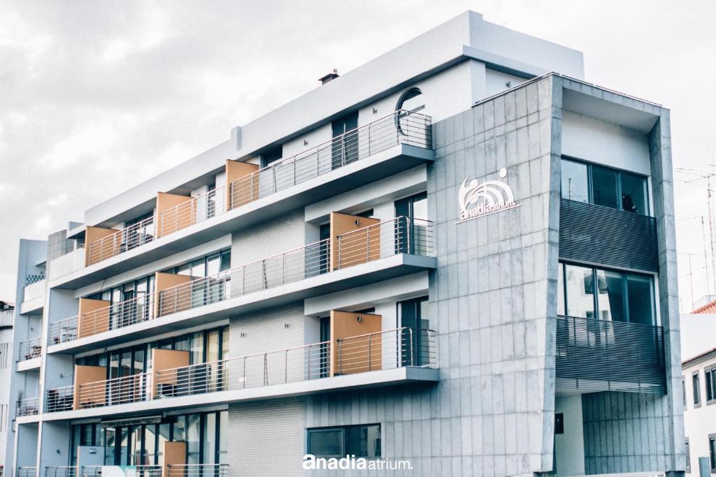 un edificio de apartamentos con balcones. en Anadia Atrium, en Funchal