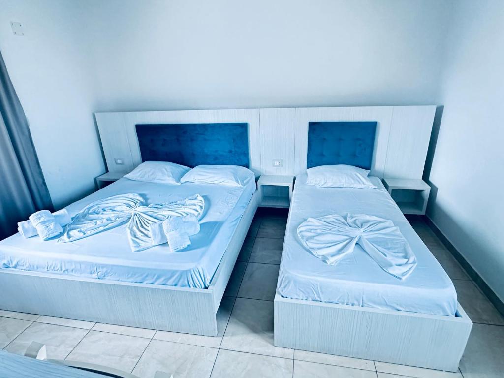 Ένα ή περισσότερα κρεβάτια σε δωμάτιο στο Hotel Lakaj 2