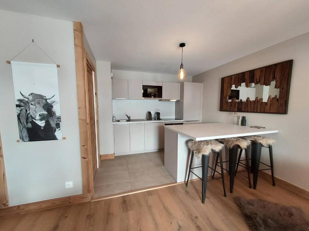 Photo de la galerie de l'établissement Chalet indépendant avec prestations hôtelières, 3 chambres, terrasse, parking, pour 6 personnes - FR-1-356-428, à Les Avanchers