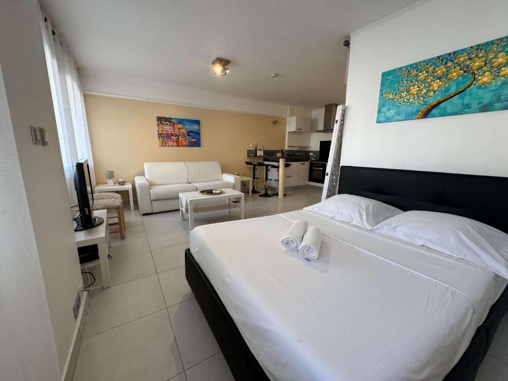 une chambre avec un lit et un salon dans l'établissement B075-Studio agréable centre Cannes, à Cannes