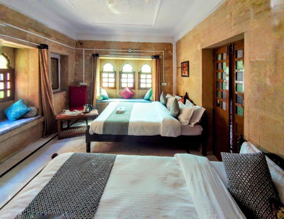 Postel nebo postele na pokoji v ubytování Little Jaisal Haveli