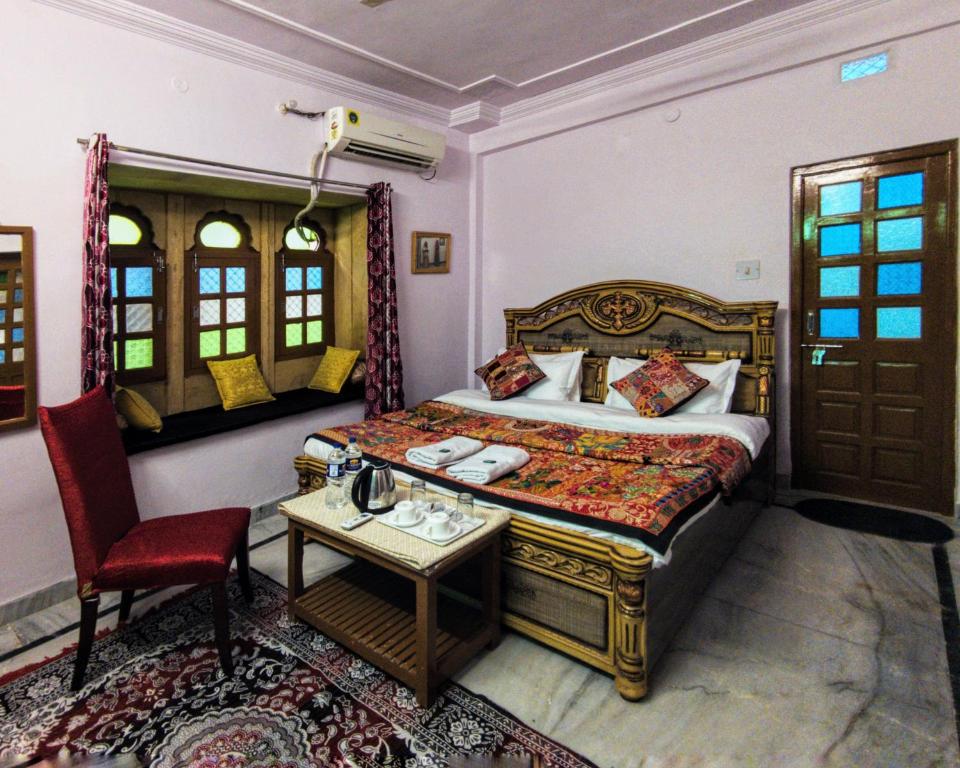 Postel nebo postele na pokoji v ubytování Little Jaisal Haveli