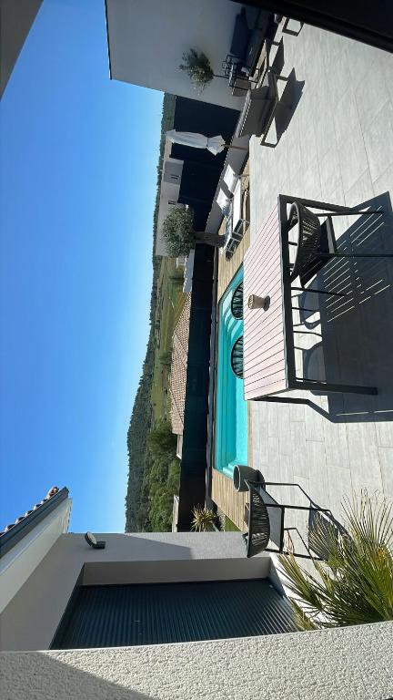 une vue du côté d'un bâtiment dans l'établissement Maison individuelle, à Combaillaux