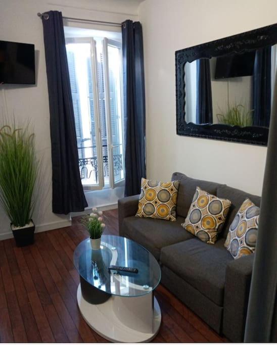 un salon avec un canapé et une table en verre dans l'établissement Proche gare,centre,vieux-port, à Marseille