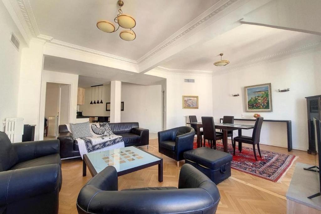 un salon avec des canapés et une table dans l'établissement Bright air-conditioned flat in the city centre, à Nice