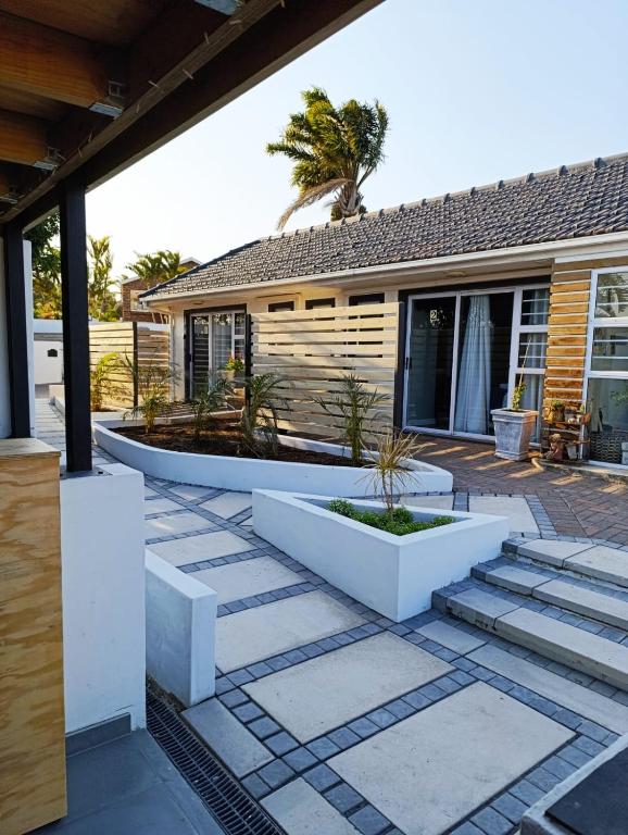 Reef View BnB - Deluxe Double Room With Sea View