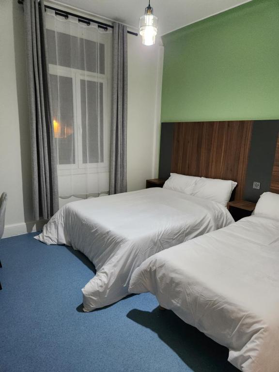 Postel nebo postele na pokoji v ubytování Hôtel Chateaubriand