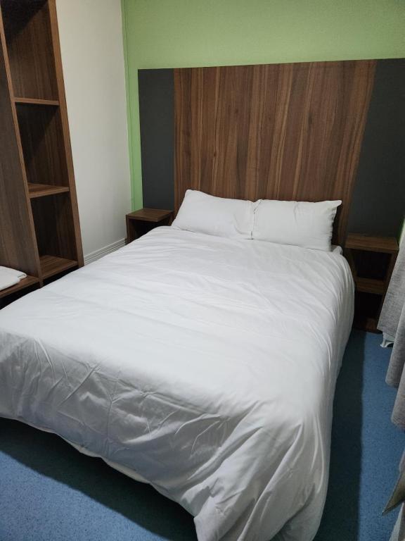 Postel nebo postele na pokoji v ubytování Hôtel Chateaubriand
