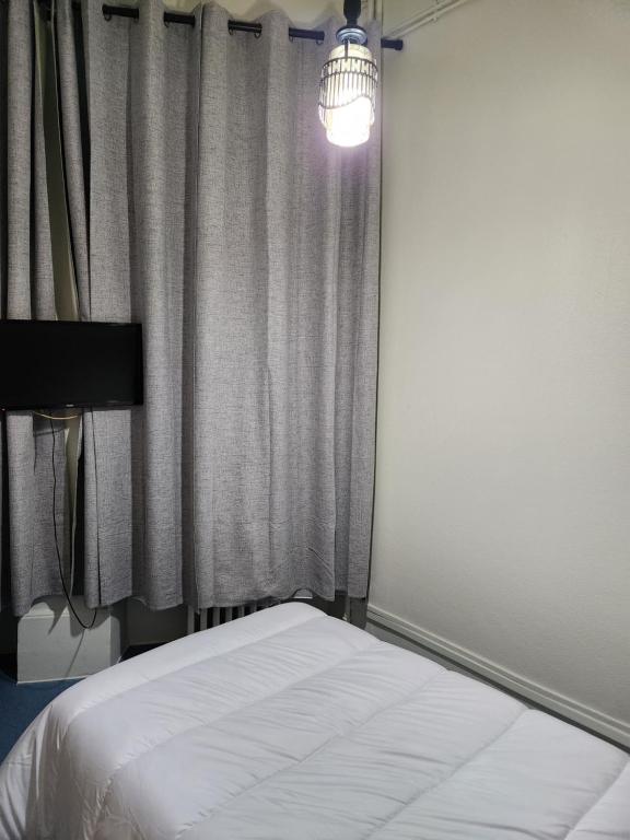 Postel nebo postele na pokoji v ubytování Hôtel Chateaubriand