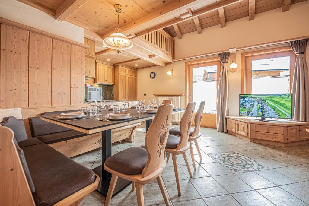 a large dining room with a table and chairs at Appartamenti Anna in Livigno