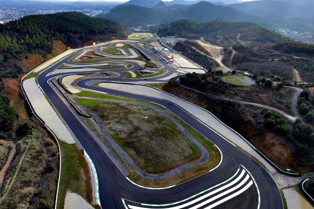 une vue aérienne sur une route sinueuse dans les montagnes dans l'établissement Gîte de la Tour, à Alès