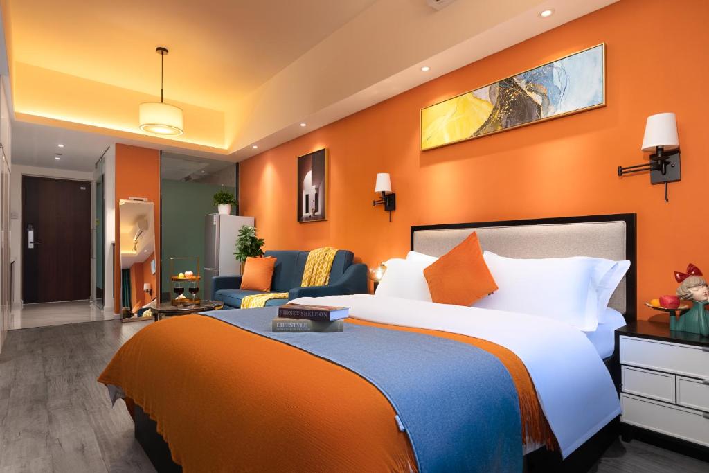 Postel nebo postele na pokoji v ubytování Chengdu Shuxi International Serviced Apartment