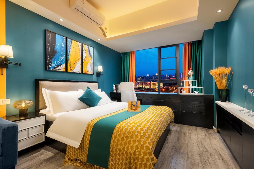 Postel nebo postele na pokoji v ubytování Chengdu Shuxi International Serviced Apartment