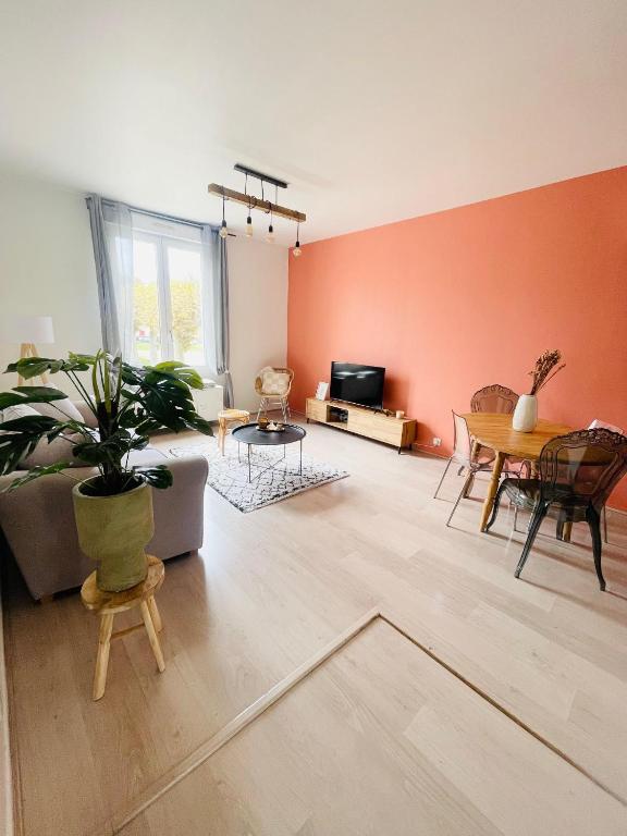 un salon avec un canapé et une table dans l'établissement Grand T3 très lumineux, à 2min à pied de la gare, à Mont-de-Marsan