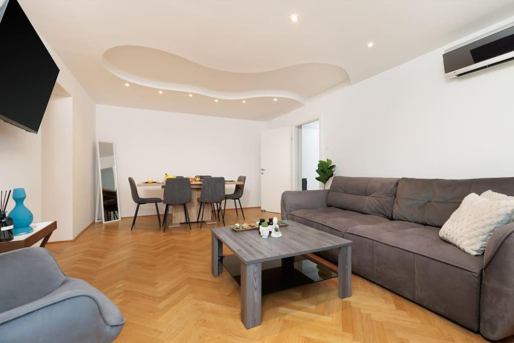 Exclusive 2-Bedroom Loft with Scenic Rooftop Views, Viena (precios ...