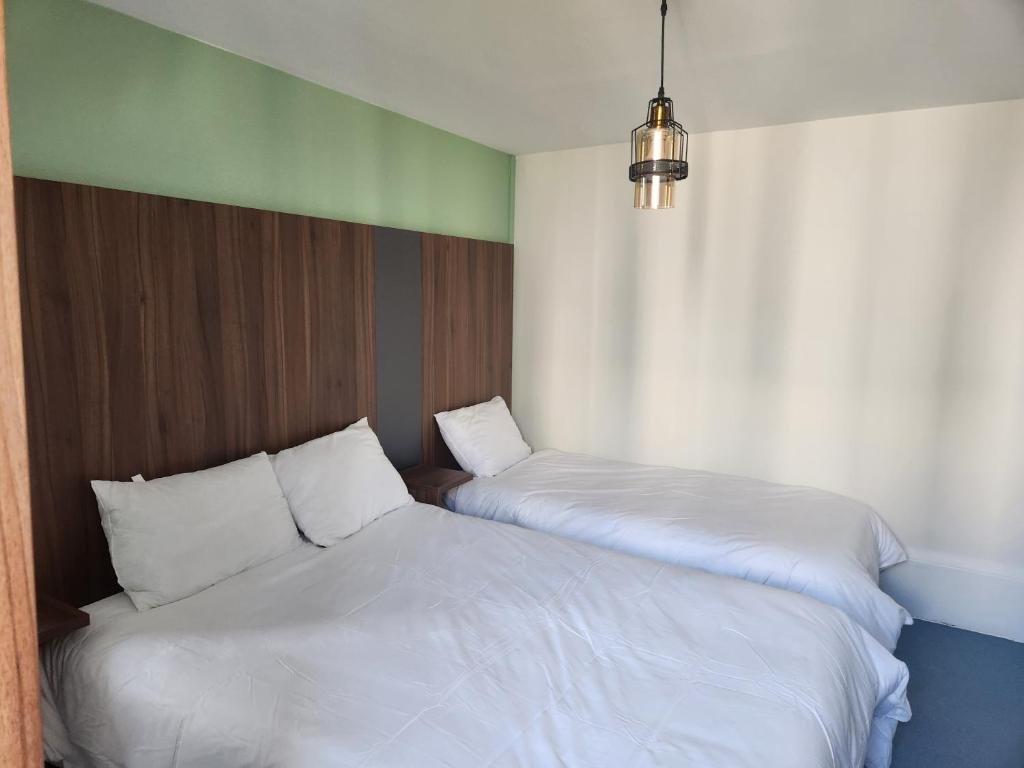 Postel nebo postele na pokoji v ubytování Hôtel Chateaubriand