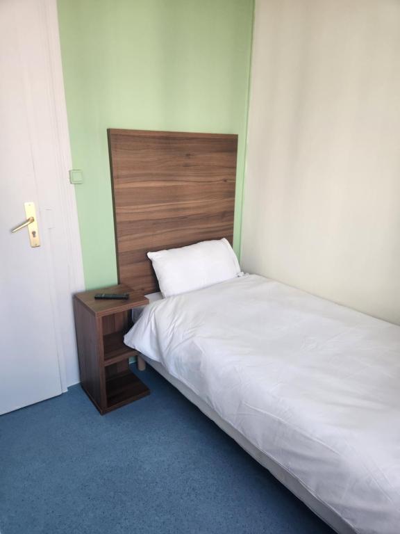Postel nebo postele na pokoji v ubytování Hôtel Chateaubriand