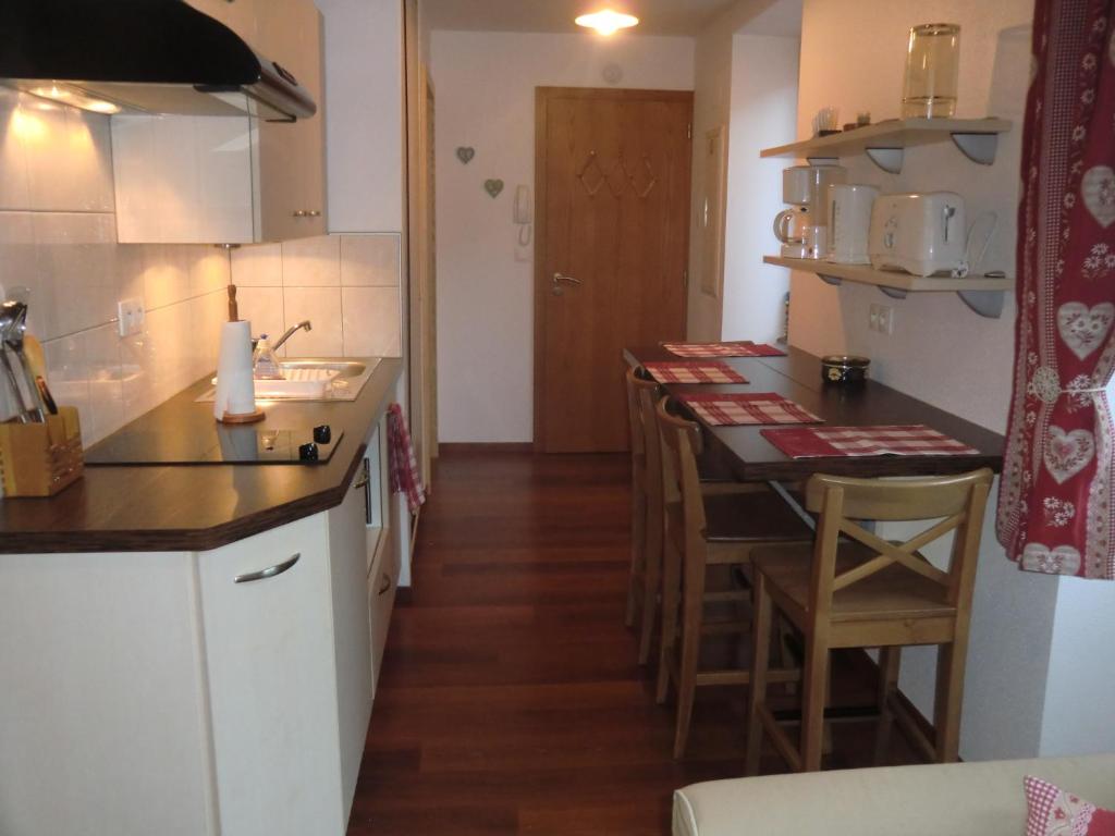 - une cuisine avec un comptoir et un îlot dans l'établissement Gite Riesling, à Colmar