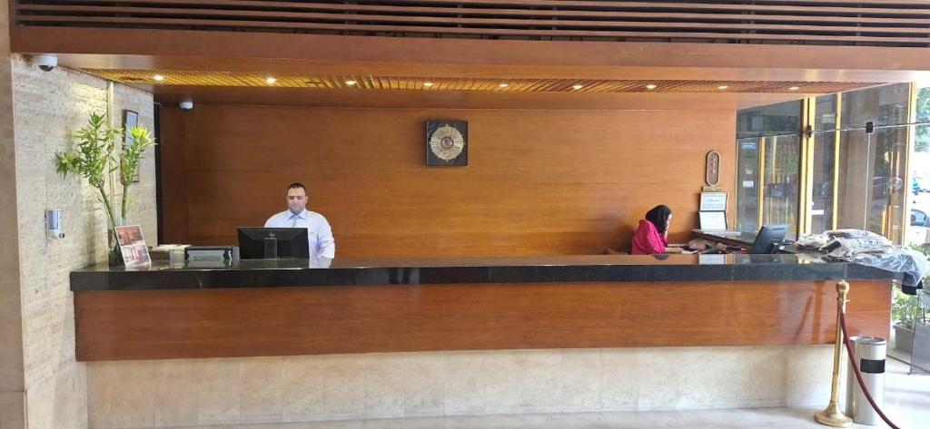 Členové personálu v ubytování Maadi Hotel