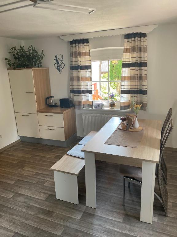eine Küche mit Tisch und Esszimmer in der Unterkunft Ferienwohnung Eifler in Lam