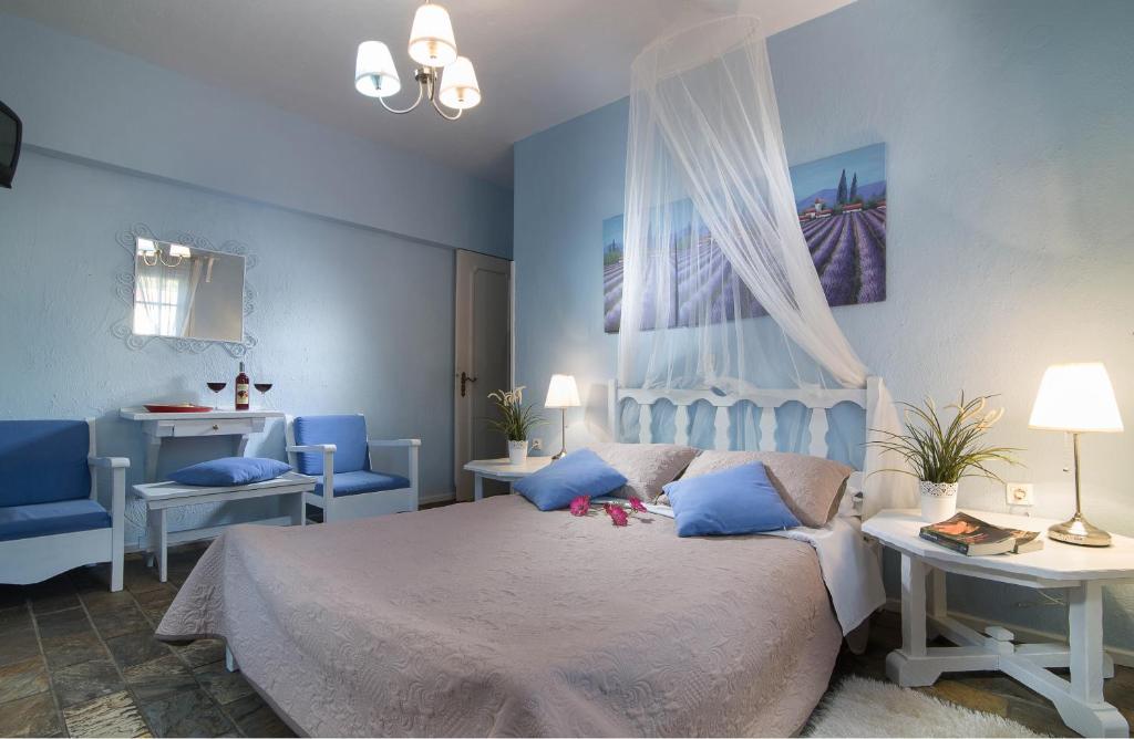 Un pat sau paturi într-o cameră la Greek House Hotel