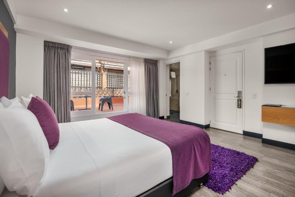 Postel nebo postele na pokoji v ubytování Hotel Le Manoir Bogotá