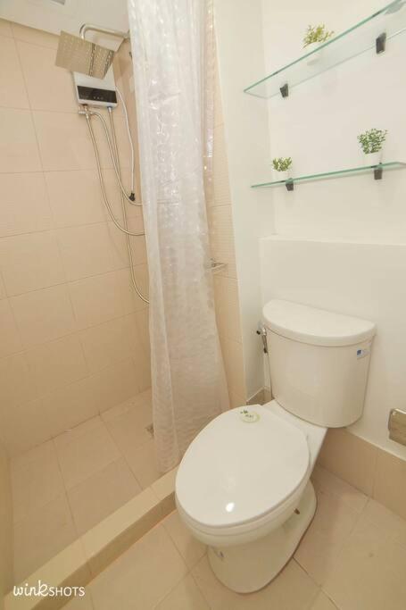 Koupelna v ubytování RcplacePH T3-339 - Pine Suites Tagaytay