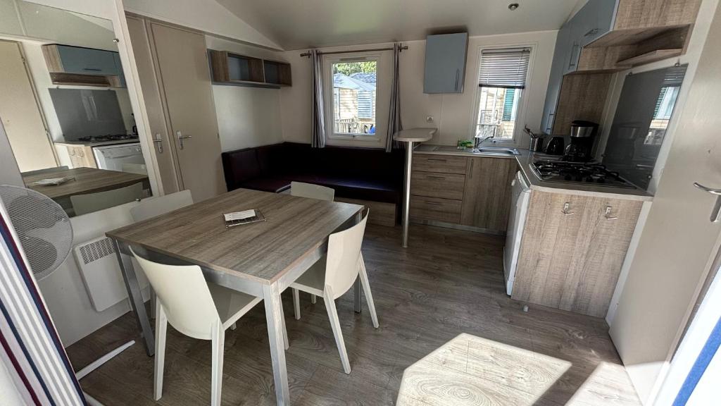 Kuchyň nebo kuchyňský kout v ubytování Mobilhome Avengers Camping du Ried
