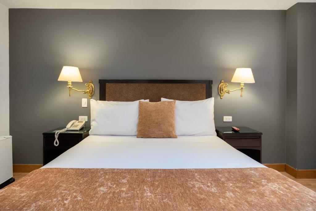 Postel nebo postele na pokoji v ubytování Hotel Le Manoir Bogotá