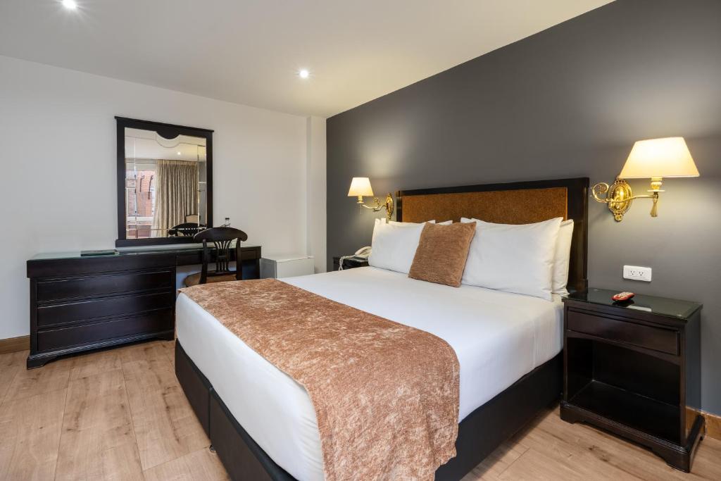 Postel nebo postele na pokoji v ubytování Hotel Le Manoir Bogotá