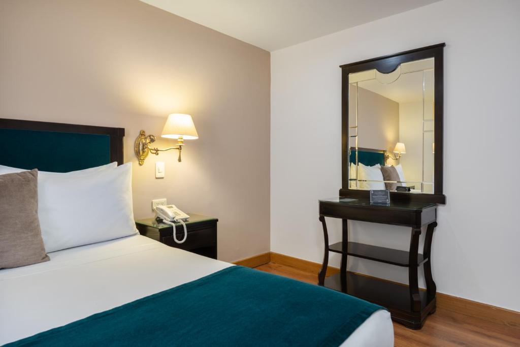 Postel nebo postele na pokoji v ubytování Hotel Le Manoir Bogotá