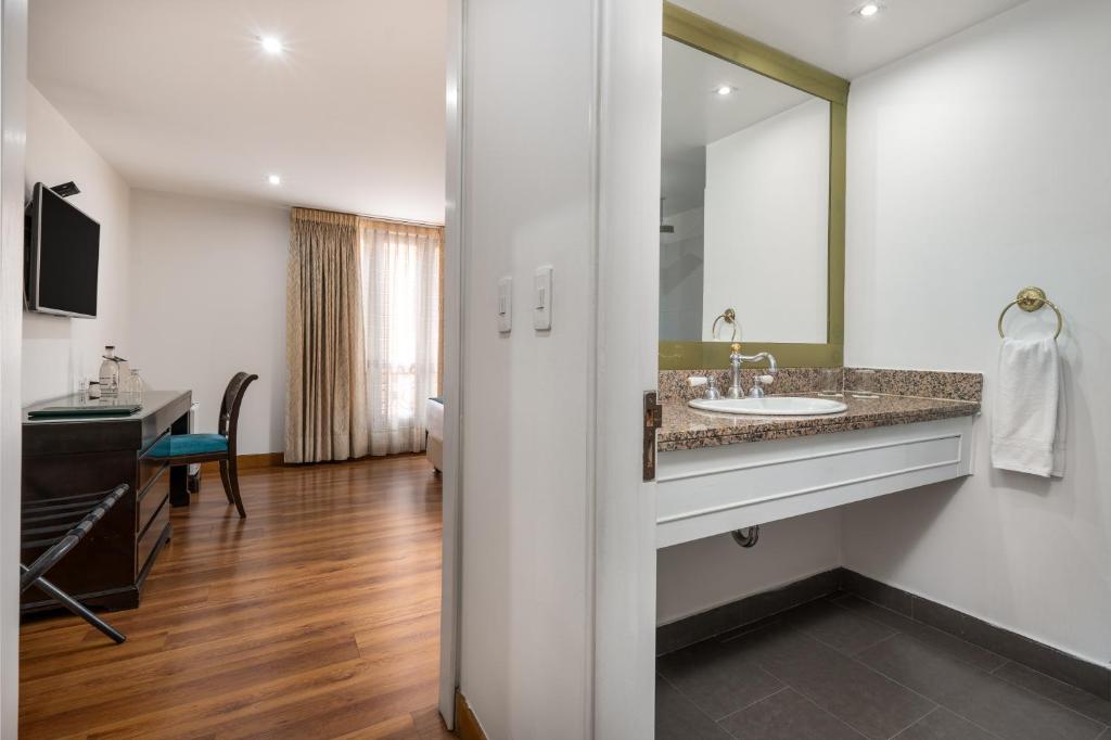 TV a/nebo společenská místnost v ubytování Hotel Le Manoir Bogotá