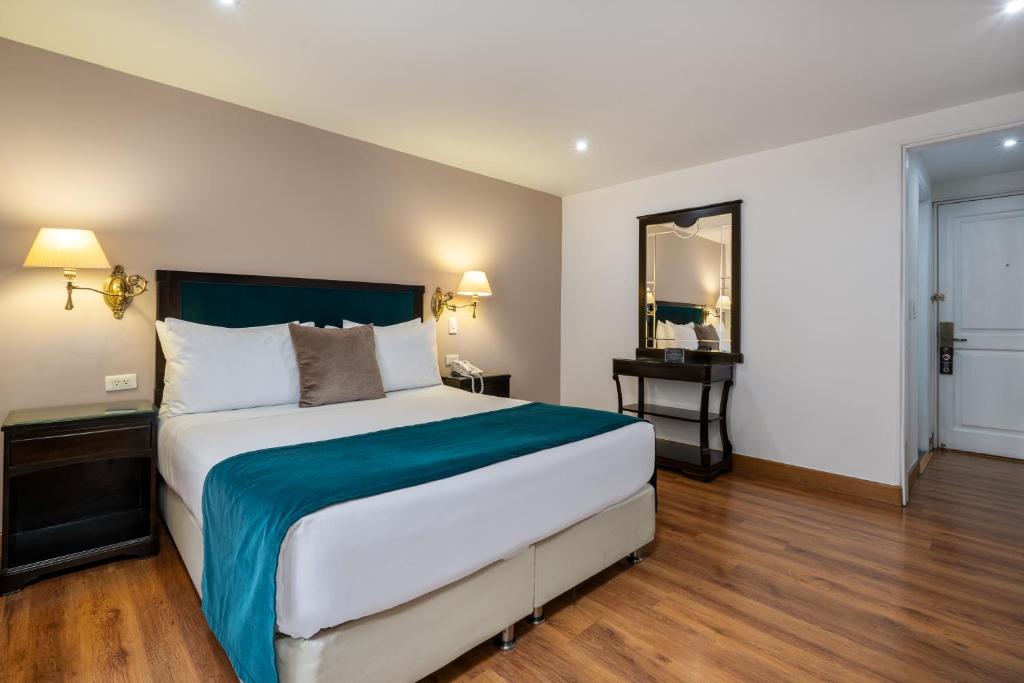 Postel nebo postele na pokoji v ubytování Hotel Le Manoir Bogotá