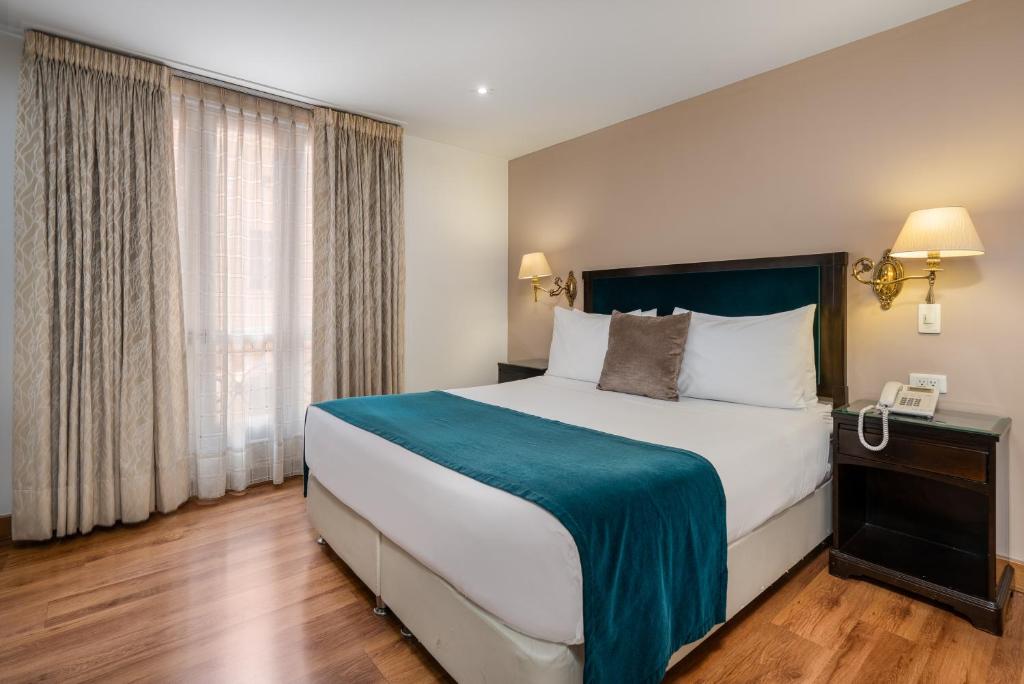 Postel nebo postele na pokoji v ubytování Hotel Le Manoir Bogotá